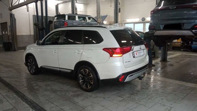 Mitsubishi Outlander, 2022 - вид 3