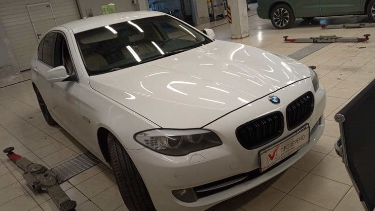 BMW 5 серия 2010 года, 150 000 км - вид 2