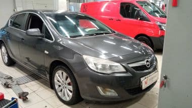 Opel Astra 2011 года, 185 536 км - вид 2