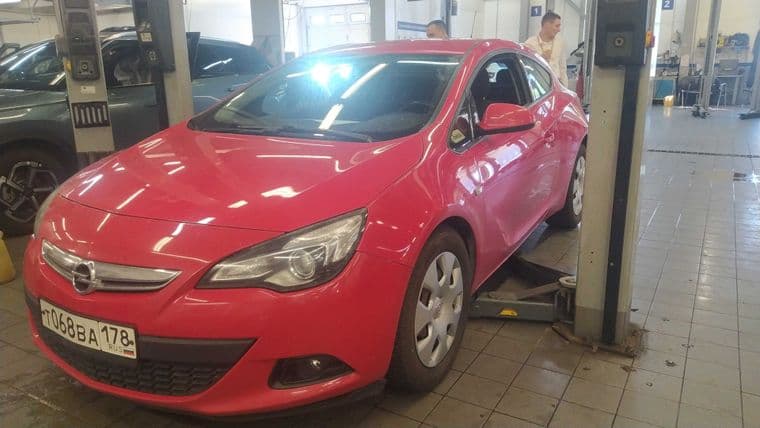 Opel Astra GTC 2012 года, 134 876 км - вид 1