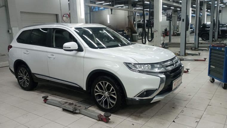 Mitsubishi Outlander, 2018 - вид 1