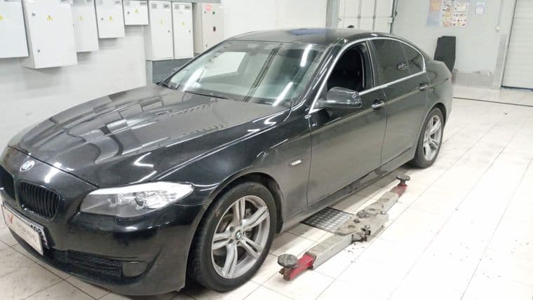 BMW 5 серия 2013 года, 172 100 км - вид 1