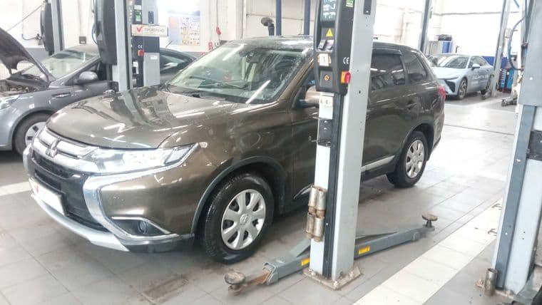 Mitsubishi Outlander, 2018 - вид 1