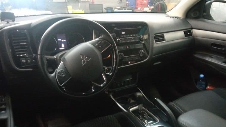 Mitsubishi Outlander, 2018 - вид 4