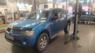 Mitsubishi L200 2007 года, 319 050 км - вид 1