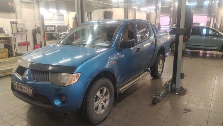 Mitsubishi L200 2007 года, 319 050 км - вид 1