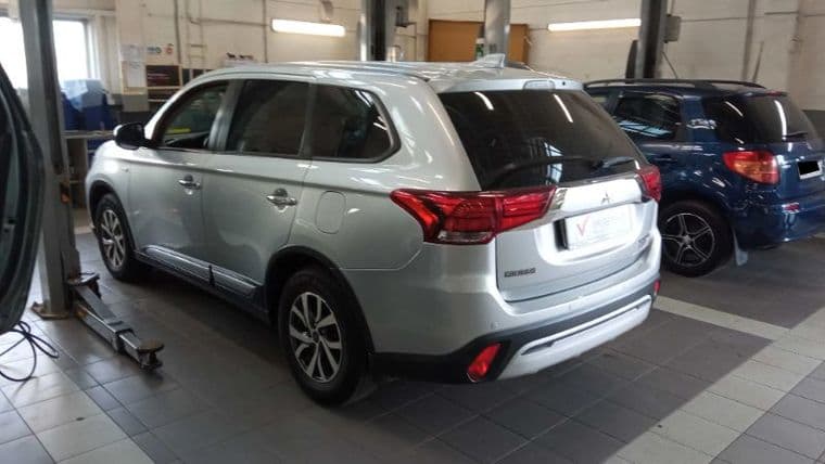Mitsubishi Outlander, 2018 - вид 3