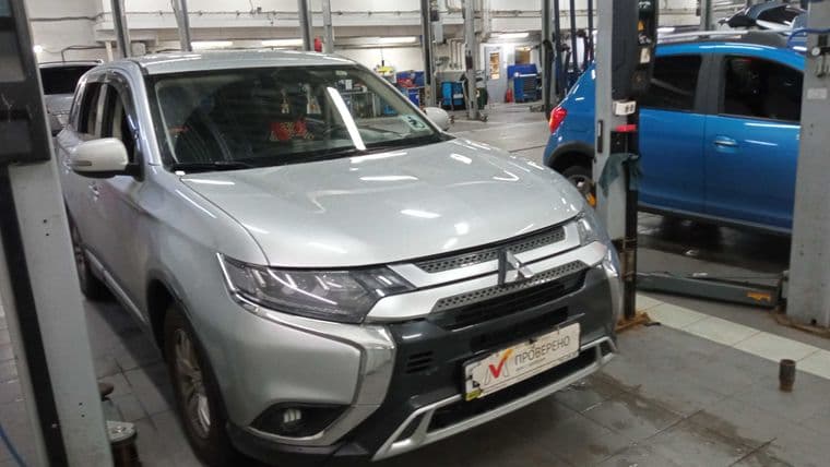 Mitsubishi Outlander 2018 года, 328 300 км | VIN 03557 - вид 2