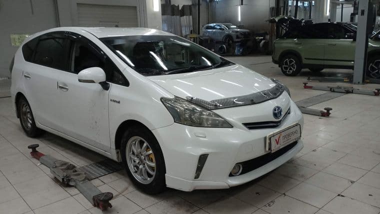 Toyota Prius Alpha, 2013 - вид 1