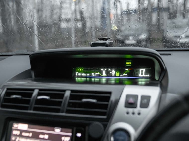 Toyota Prius Alpha, 2013 - вид 4