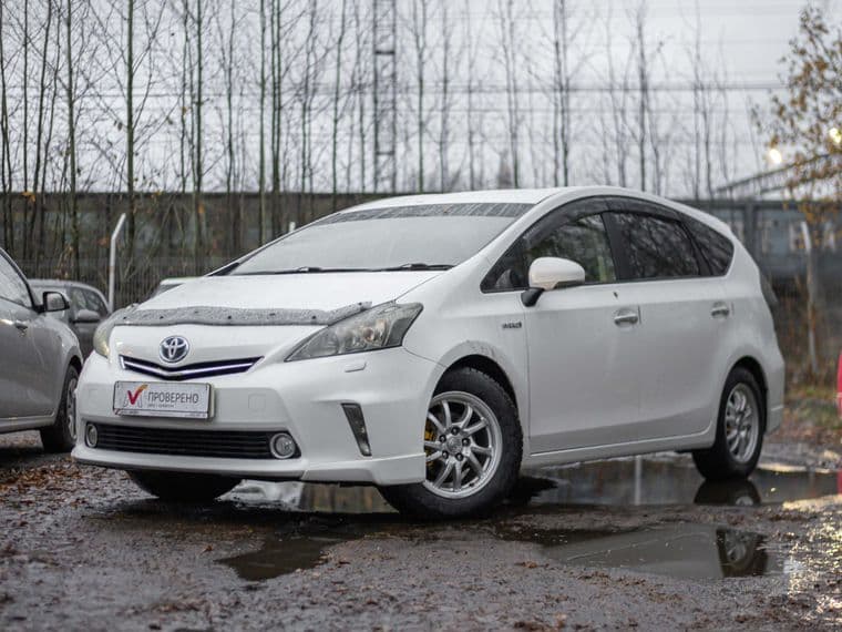Toyota Prius Alpha 2013 года, 218 401 км - вид 1
