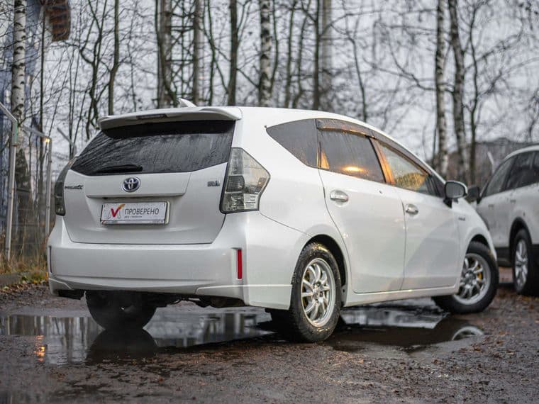 Toyota Prius Alpha 2013 года, 218 401 км - вид 2