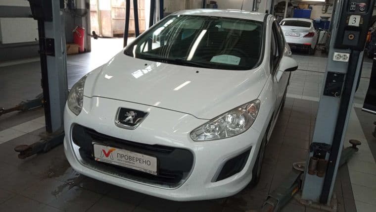 Peugeot 308 2012 года, 147 355 км - вид 1