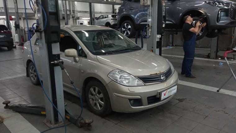 Nissan Tiida 2010 года, 229 000 км - вид 2