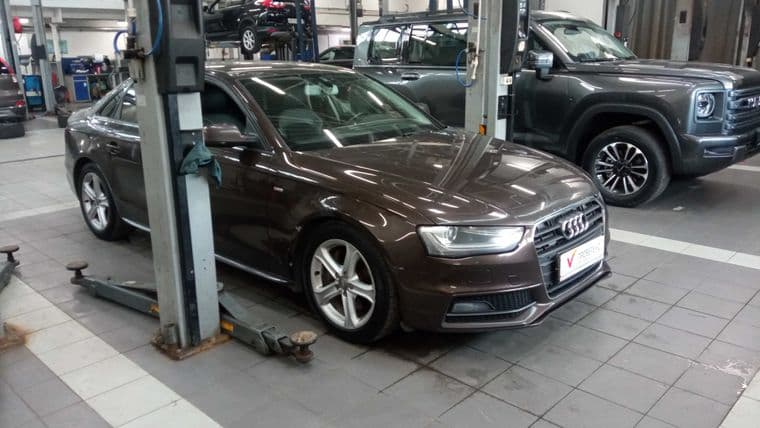 Audi A4 2014 года, 229 086 км - вид 2