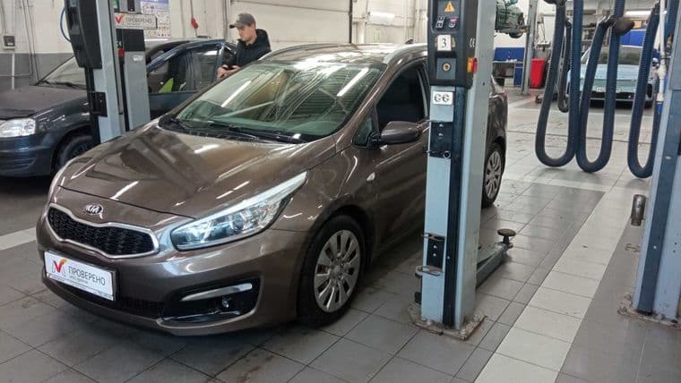 KIA Ceed 2018 года, 216 965 км - вид 1