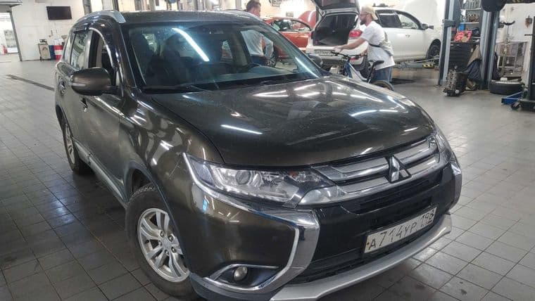 Mitsubishi Outlander 2018 года, 204 615 км - вид 1