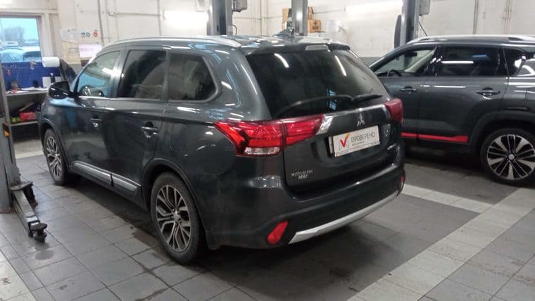 Mitsubishi Outlander, 2018 - вид 3