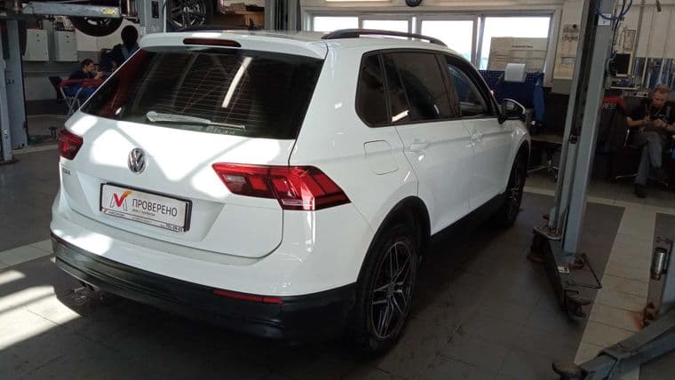 Volkswagen Tiguan, 2020 - вид 2