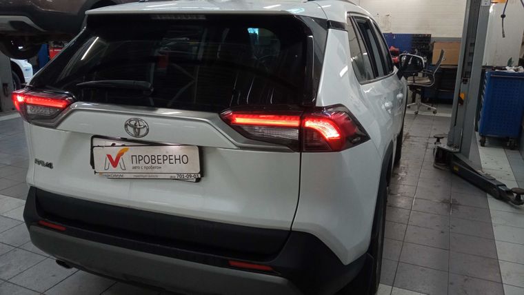 Toyota RAV4 2020 года, 87 485 км - вид 3
