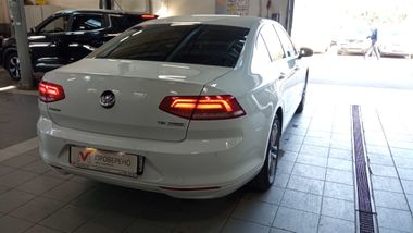 Volkswagen Passat 2016 года, 138 322 км - вид 3