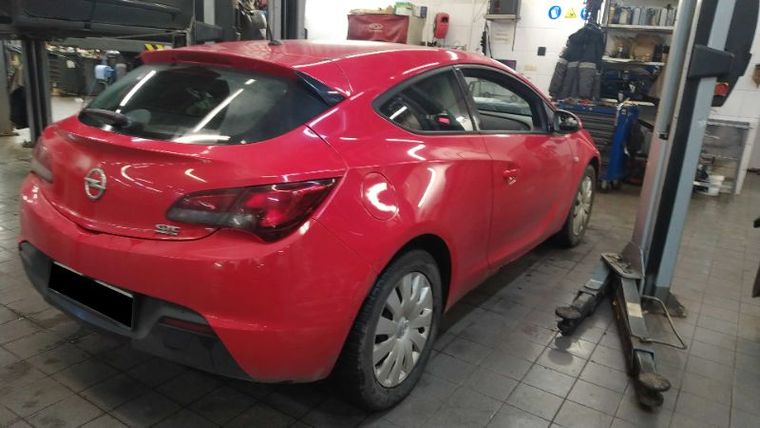 Opel Astra GTC 2013 года, 136 360 км - вид 3