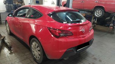 Opel Astra GTC 2013 года, 136 360 км - вид 4