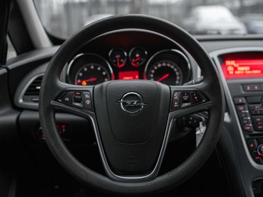 Opel Astra GTC 2013 года, 136 360 км - вид 6