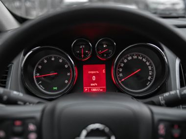 Opel Astra GTC 2013 года, 136 360 км - вид 5