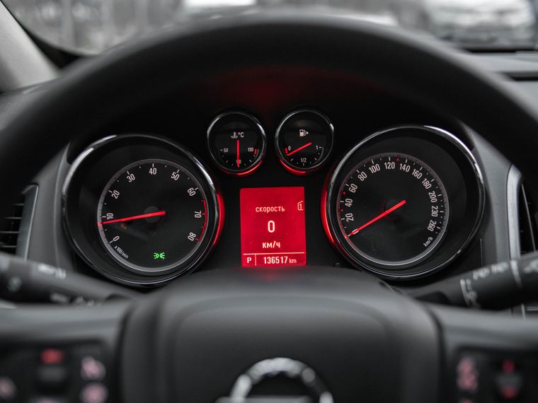 Opel Astra GTC 2013 года, 136 360 км - вид 5