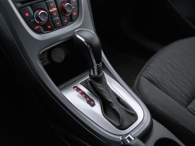 Opel Astra GTC 2013 года, 136 360 км - вид 8