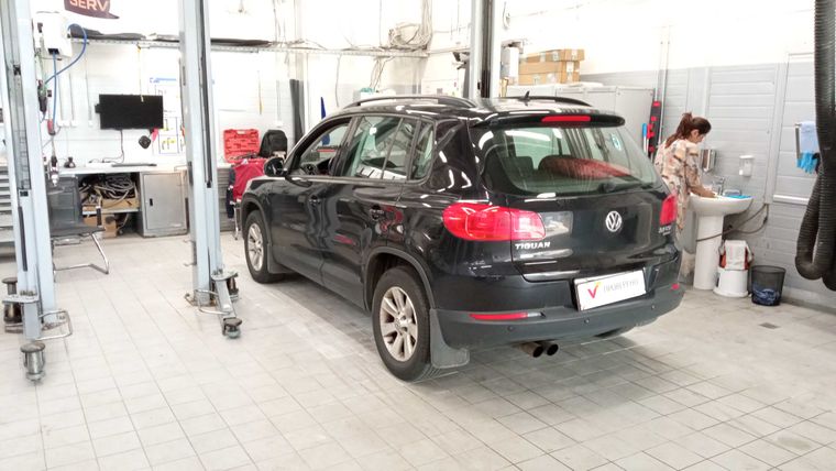 Volkswagen Tiguan 2013 года, 141 750 км - вид 4