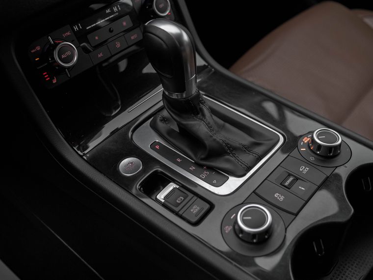 Volkswagen Touareg 2013 года, 301 066 км - вид 9