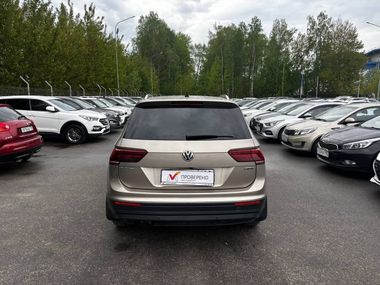 Volkswagen Tiguan 2018 года, 180 216 км - вид 5