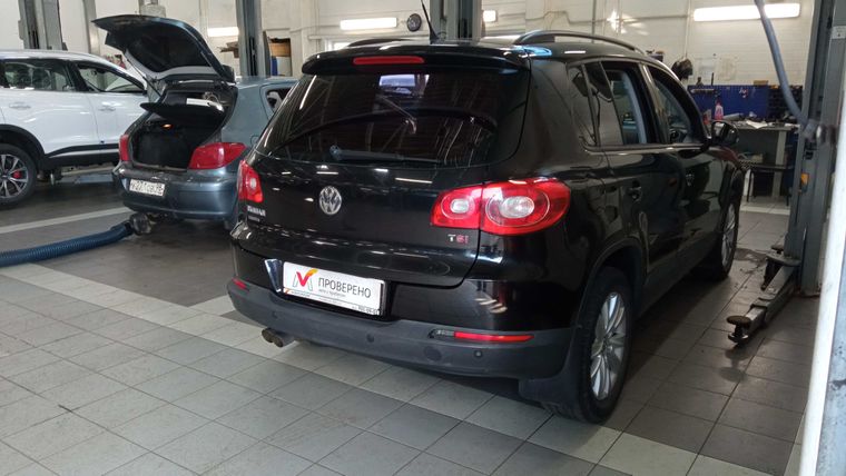 Volkswagen Tiguan 2010 года, 66 999 км - вид 3