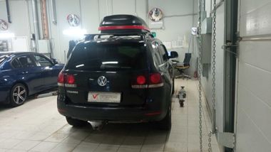 Volkswagen Touareg 2010 года, 336 510 км - вид 4