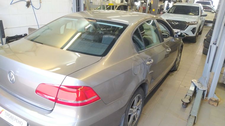 Volkswagen Passat 2013 года, 215 660 км - вид 3