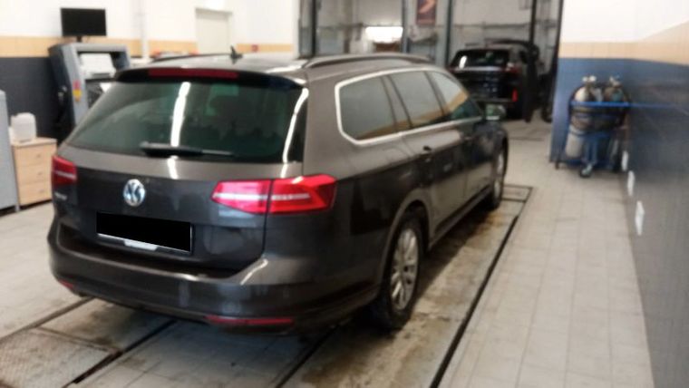 Volkswagen Passat 2018 года, 217 854 км - вид 3