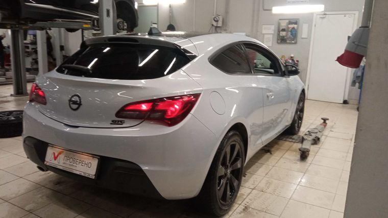 Opel Astra GTC 2012 года, 147 596 км - вид 3