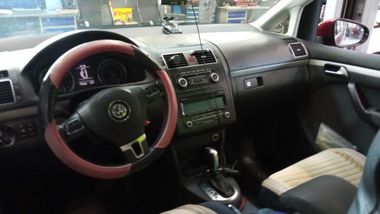 Volkswagen Touran 2010 года, 197 065 км - вид 5