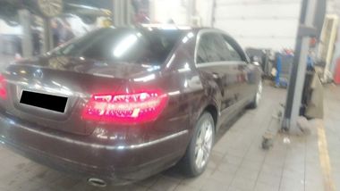 Mercedes-Benz E-класс 2010 года, 230 000 км - вид 3