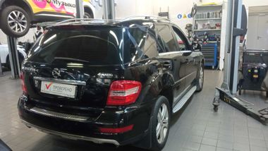 Mercedes-Benz M-класс 2009 года, 181 396 км - вид 3