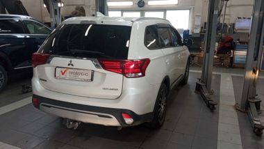 Mitsubishi Outlander 2018 года, 118 223 км - вид 3