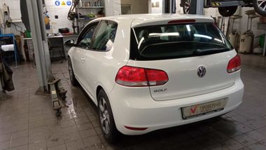 Volkswagen Golf 2011 года, 138 000 км - вид 4