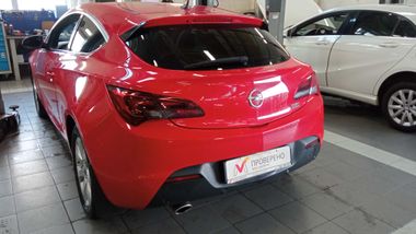 Opel Astra GTC 2011 года, 183 000 км - вид 4