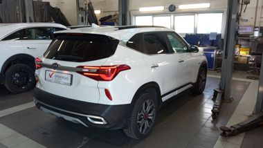Kia Seltos 2021 года, 90 038 км - вид 3