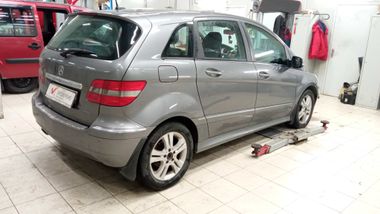 Mercedes-Benz B-класс 2010 года, 221 435 км - вид 3