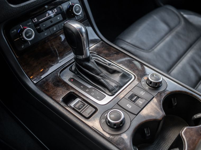 Volkswagen Touareg 2012 года, 289 000 км - вид 10