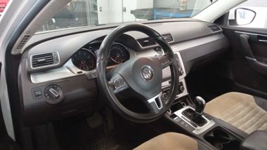 Volkswagen Passat 2011 года, 185 370 км - вид 5