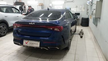 KIA K5 2021 года, 70 941 км - вид 3